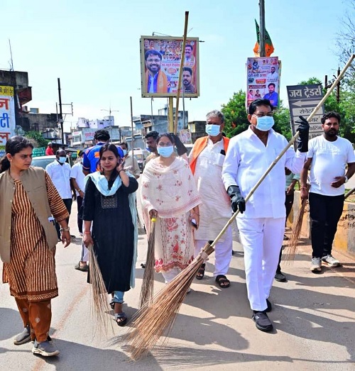रायपुर: मंत्री दयाल दास बघेल ने झाड़ू थामकर दिया स्वच्छता का संदेश, बेमेतरा में सेवा संकल्प अभियान के तहत चला जिला स्तरीय स्वच्छता अभियान