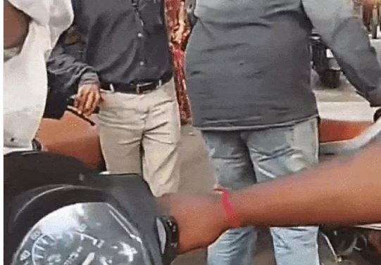 जबलपुर मेडिकल कालेज में वाहन स्टेंड संचालक ने मरीज के परिजन से की मारपीट, मांगे 50 रुपए, बोला यूपीआई, कैश चाहिए