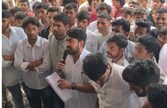 जबलपुर आरडीवीवी में कुलसचिव के सामने छात्रों ने फाड़ दिया ज्ञापन, छात्र संघ चुनाव, रिजल्ट में देरी, संबल योजना पर हंगामा