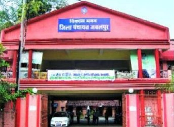 जबलपुर में 1.27 करोड़ के गबन में कटोरी की सरपंच को हटाया, पति के नाम से बनाए बिलों से 2.26 करोड़ निकाले, सचिव भी सस्पेंड