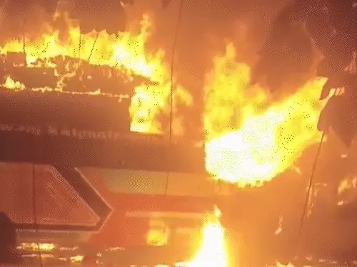 यमुना एक्सप्रेस में दर्दनाक हादसा : नोएडा में एसी बस में आग लगी, 9 जिंदा जले, महोबा जा रही थी गाड़ी