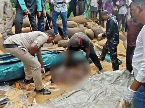 छत्तीसगढ़ में गेहूं लोड ट्रक ने पिकअप को मारी टक्कर, 6 की दर्दनाक मौत, ट्रक के नीचे दबे मिले शव, 7 गंभीर घायल