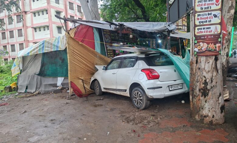 जबलपुर : मेडिकल कालेज के पास तेज रफ्तार कार सड़क किनारे होटल में घुसी, अधिवक्ता की दर्दनाक मौत, 3 घायल