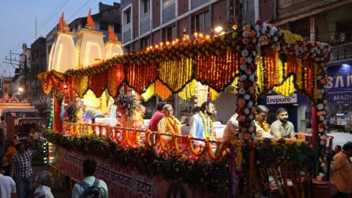 103 साल पुरानी परंपरा फिर हुई जीवंत, इंदौर की सड़कों पर झिलमिलाती झांकियों का भव्य कारवां शुरू