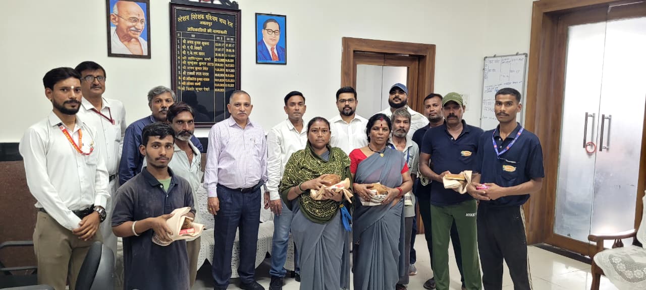 जबलपुर: रेलवे स्टेशन के उत्कृष्ट सफाई कर्मचारी को सम्मानित कर बढ़ाया उत्साह, स्टाफ में उत्साह