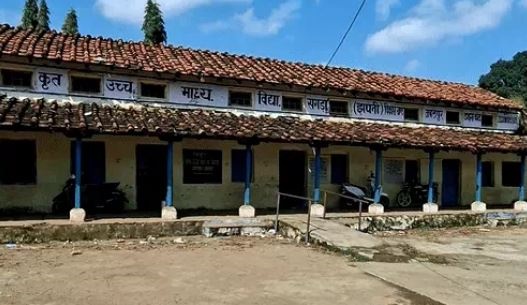 नाबालिगा की आत्महत्या मामले में आरोपी शिक्षक जमानत मिलते ही पढ़ाने पहुंच गया स्कूल, लीव लगाकर छिपाई गिरफ्तारी की जानकारी
