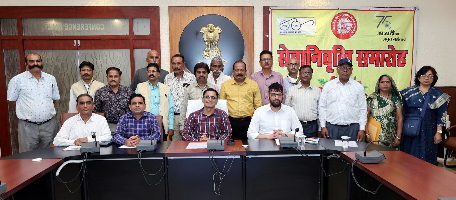 जबलपुर मंडल के 15 रेल कर्मचारी सेवानिवृत्ति हुए, डीआरएम ने समारोह में दी शुभकामनाएं