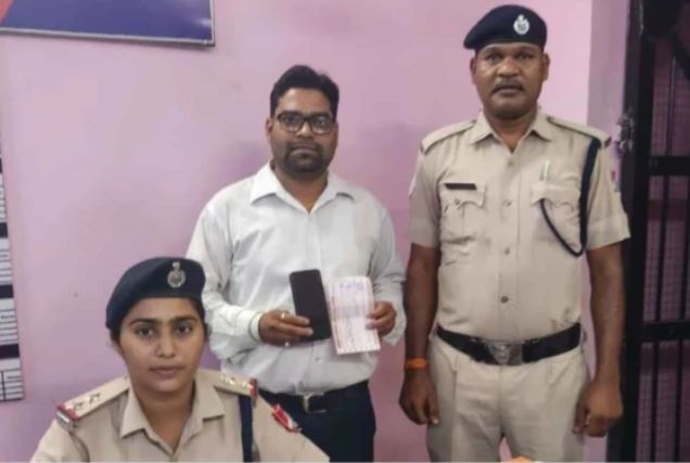 रेलवे में तत्काल और ओपनिंग डेट टिकट दलाली का पर्दाफाश: बिलासपुर RPF ने क्लर्क को पकड़ा, व्हाट्सएप चैट से खुले राज
