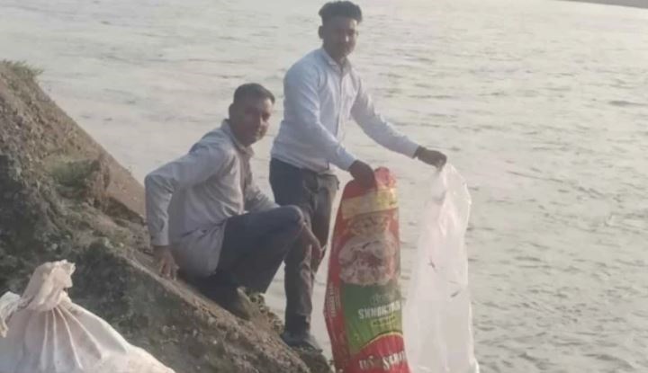 ट्रेनों से हो रही वन उपज की तस्करी का भंडाफोड़: चिरमिरी-बिलासपुर एक्सप्रेस से 50 किलो करील जब्त, वन विभाग ने नदी में बहाया