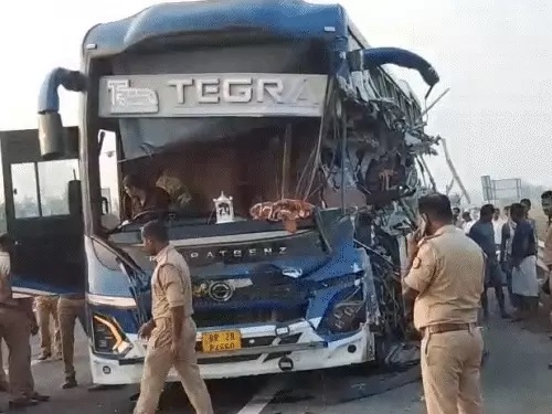 एसी बस-ट्रेलर की टक्कर, बिहार के युवक समेत 4 की मौत, दिल्ली से दरभंगा आ रही थी, यूपी में हादसा