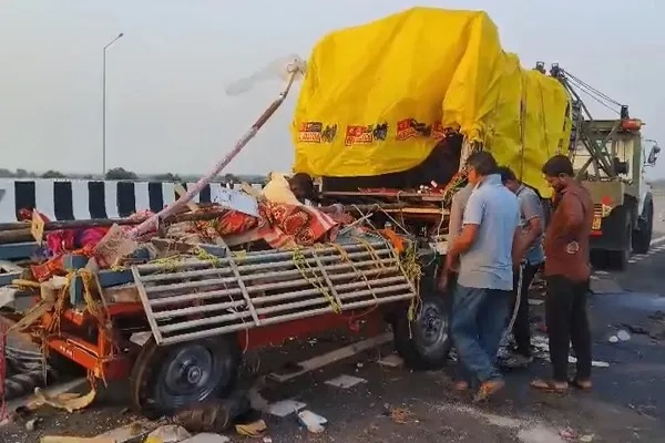 महाराष्ट्र में दर्दनाक हादसा : मां दुर्गा की मूर्ति लेकर जा रही पिकअप को ट्रक ने मारी टक्कर, 7 की मौत, 21 घायल