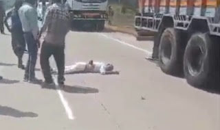 जबलपुर: सिहोरा में यूपी की कार ने मारी टक्कर, बाइक सवार दो बुजुर्गों की मौत, ट्रैफिक रहा जाम