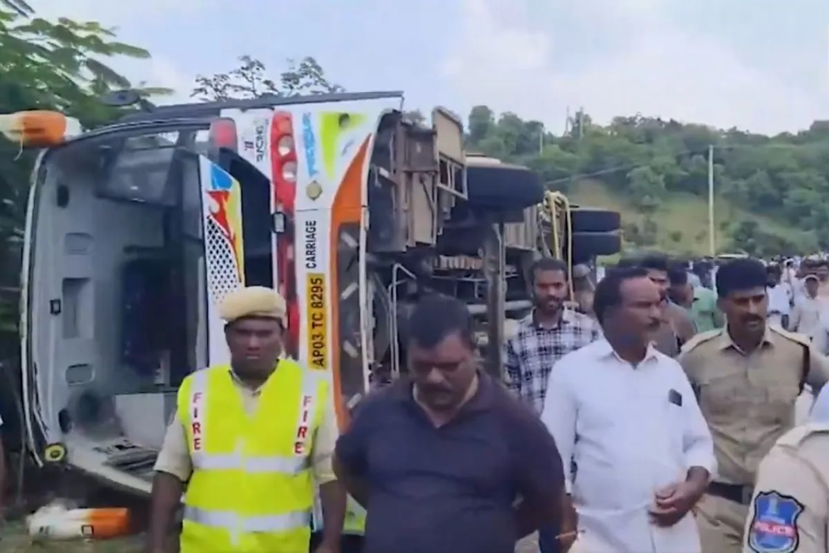 तेलंगाना में बड़ा हादसा: 50 यात्रियों से भरी बस पलटी, 4 महिलाओं की मौत, कई घायल