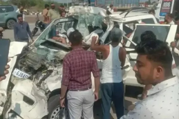 गुजरात: भीषण सड़क हादसा, ट्रेलर में जा घुसी तेज रफ्तार एसयूवी, 7 लोगों की दर्दनाक मौत