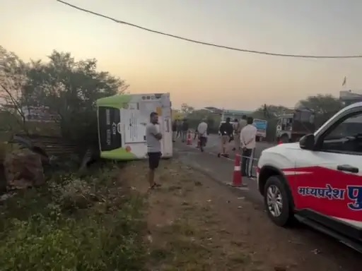 जबलपुर : छिंदवाड़ा जा रही सूत्र सेवा बस हादसे का शिकार, 12 यात्री घायल, मची रही अफरातफरी