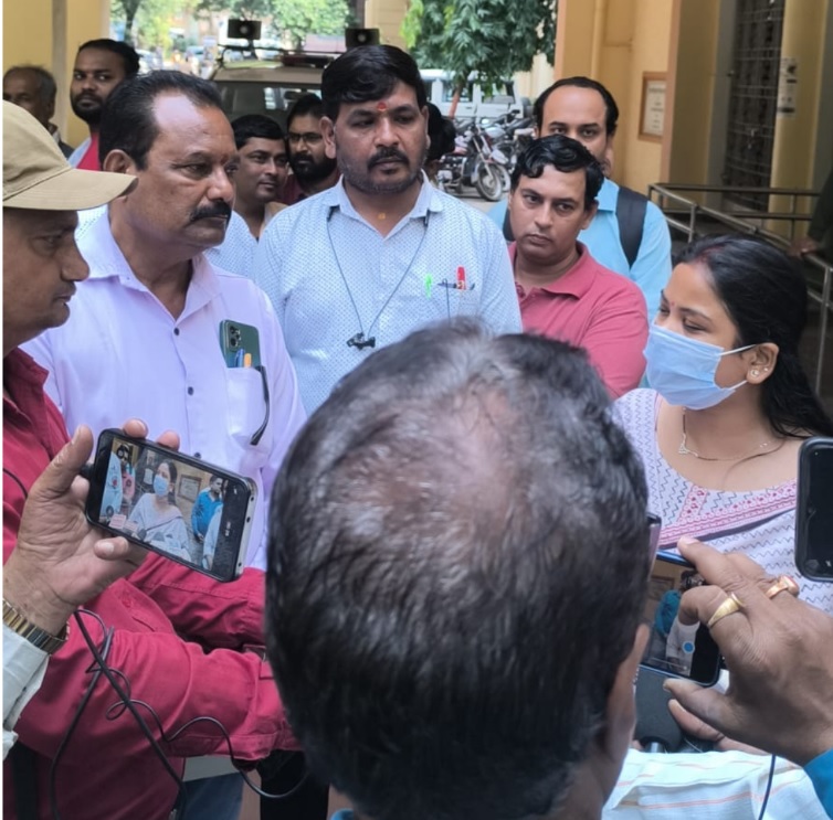 जबलपुर: विद्युत संविदा कर्मियों ने किया कलेक्ट्रेट में हल्ला बोल प्रदर्शन, सीएम के नाम सौंपा ज्ञापन