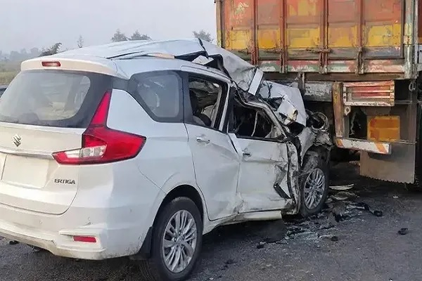 यूपी में दर्दनाक हादसा : तेज रफ्तार कार, ट्रक में घुसी, 3 टेनिस खिलाडिय़ों की मौत, 3 गंभीर घायल