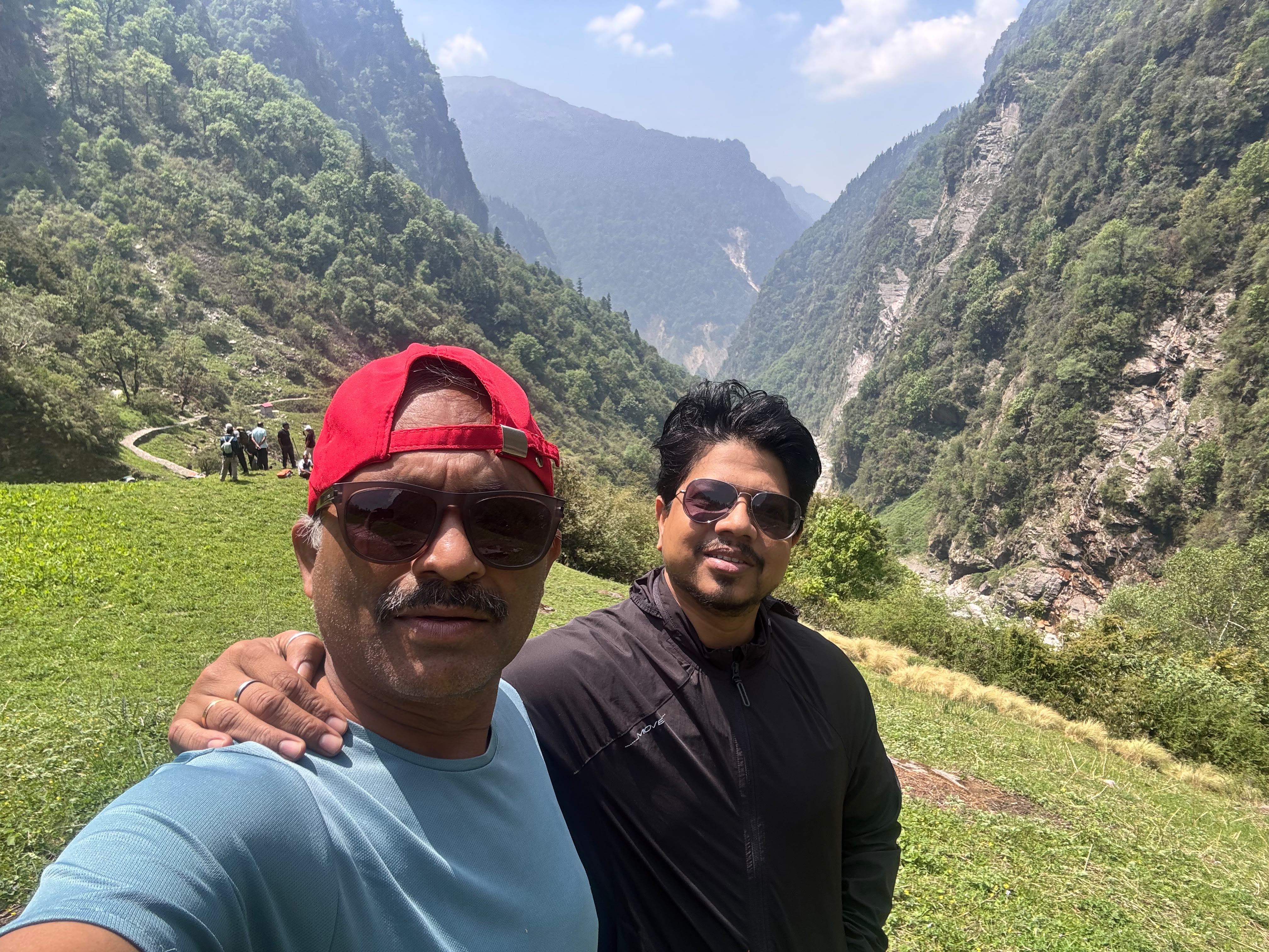 जबलपुर रेल मंडल के कर्मचारियों ने उत्तराखंड में पिंडारी ग्लेशियर की दुर्गम चोटी पर फहराया तिरंगा 