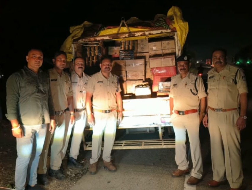 जबलपुर में पुलिस ने पकड़ी 10 लाख रुपए की 145 पेटी शराब, पीछा किया तो पिकअप से कूदकर भागा ड्राइवर