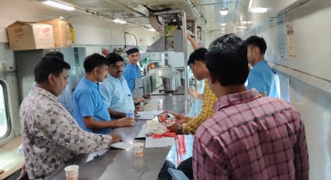 ट्रेनों की पेंट्रीकार में बड़ी लापरवाही उजागर, न यूनिफॉर्म न मेडिकल रिकॉर्ड; 35 कर्मचारियों पर कार्रवाई