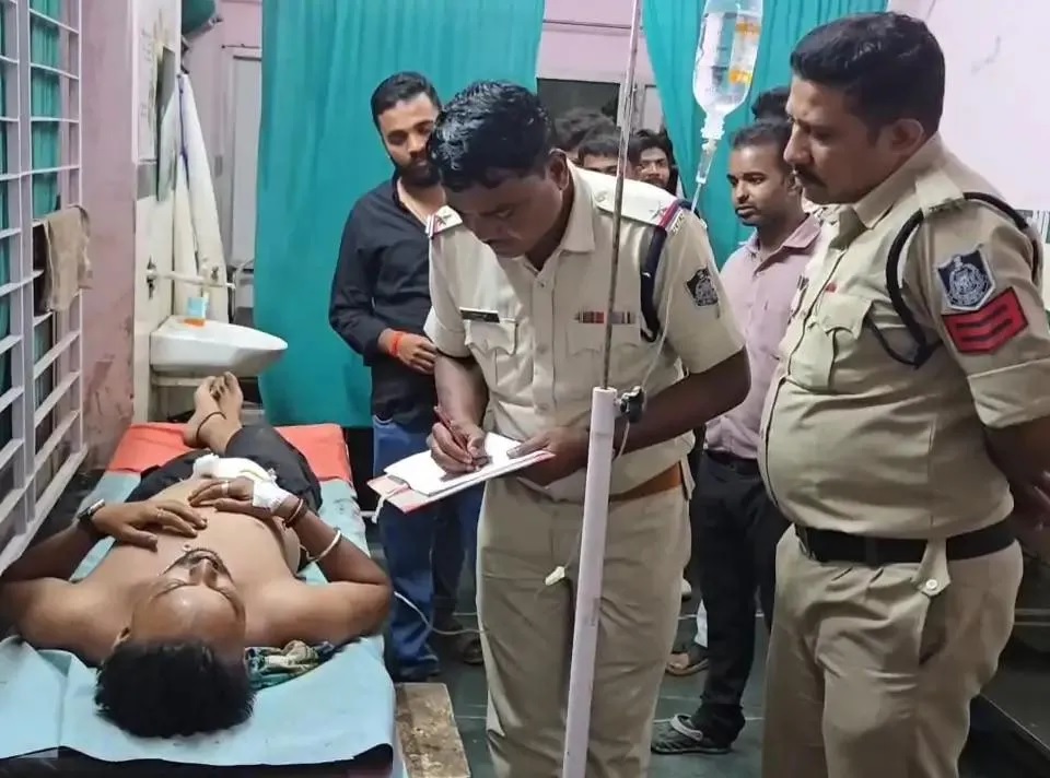 एमपी के मंडला में दो पक्षों में जमकर विवाद, चाकूबाजी, 1 युवक गंभीर हालत में जबलपुर रेफर