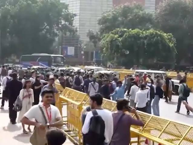दिल्ली: ममता बनर्जी समेत 3 पूर्व मुख्यमंत्री हिरासत में, जंतर-मंतर जा रहे प्रदर्शकारियों ने तोड़े बैरिकेड