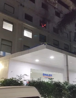 जबलपुर के शेल्बी अस्पताल में भड़की आग, मची अफरा-तफरी, देर रात दमकल कर्मियों ने बुझाई आग