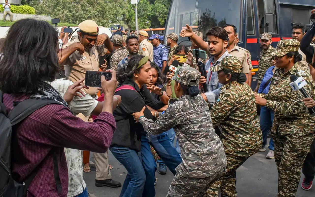कांग्रेस का बड़ा ऐलान: ट्रेन रद्द करिये चाहे छापे मारिए, अब आंदोलन नहीं रुकेगा, सोमवार को दिल्ली में बड़ा प्रदर्शन