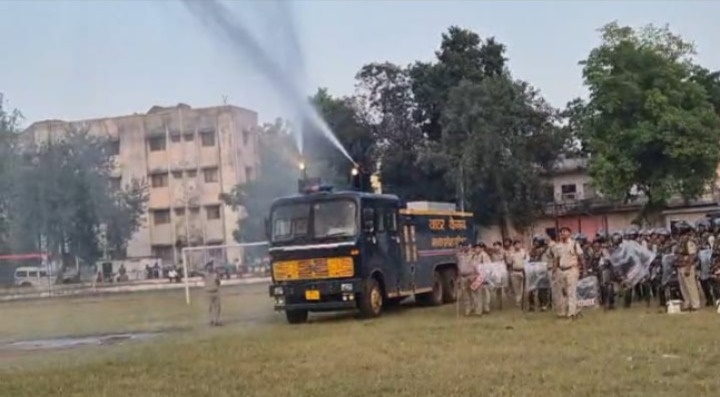 जबलपुर में पुलिस ने संवेदनशील क्षेत्रों में फ्लैग मार्च निकाला, की बलवा ड्रिल, पथराव से बचाव के लिए सुरक्षा उपकरण पहनने के निर्देश