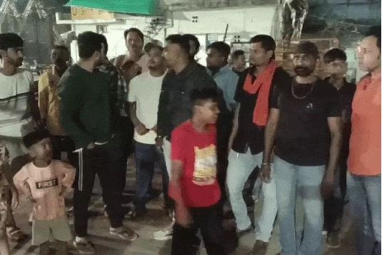 जबलपुर के नर्मदा मैदान में गरमाया माहौल, दुर्गा उत्सव की दुकानों को लेकर हिंदू संगठन और स्थानीय दुकानदार आमने-सामने