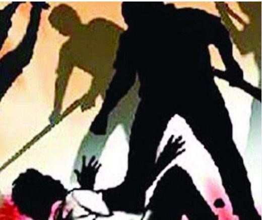 जबलपुर के तीन पत्ती चौक पर खूनी संघर्षं, सवारी बैठाने के विवाद में ऑटो चालक पर चाकू से जानलेवा हमला
