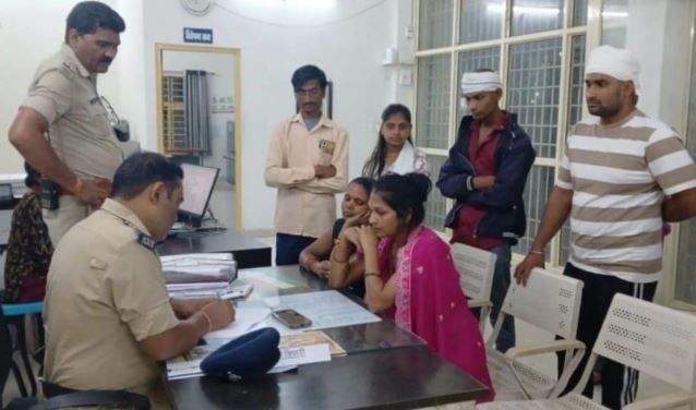 जबलपुर में शातिर महिला गैंग का कारनामा, कंपनी के इनाम, बड़े ऑफर्स का लालच देकर महिलाओं के लाखों के जेवर लेकर भागी