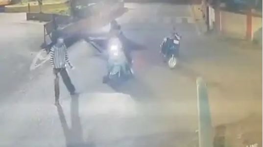 जबलपुर के सिविल लाइन चौराहे पर बदमाशों ने चाकू की नोंक पर युवक को किया लूटने का प्रयास,