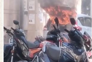 जबलपुर के जिला कोर्ट परिसर में खड़ी कार में अचानक लगी आग, वकीलों में मची अफरा-तफरी