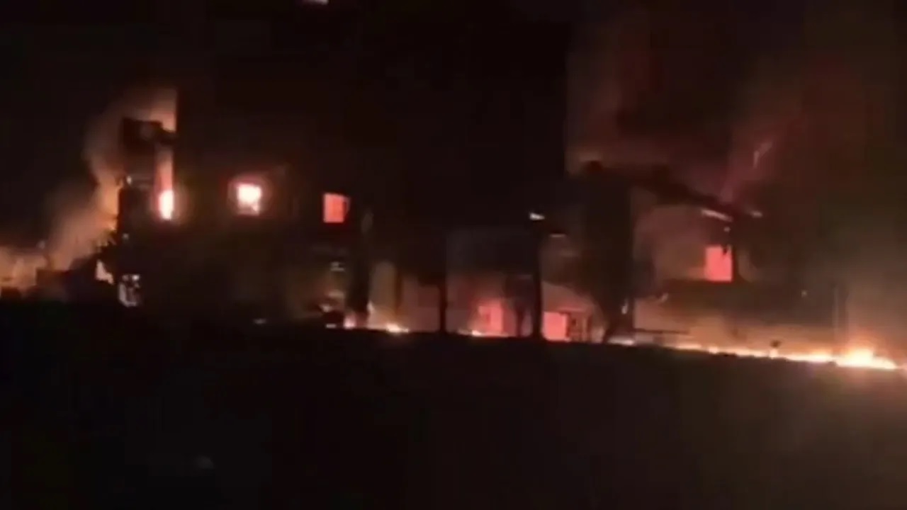 होर्मुज में बारूदी सुरंग से टकराकर सुपर टैंकर, 20 लाख बैरल तेल से लेकर जा रहे जहाज में जबर्दस्त ब्लास्ट
