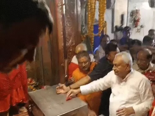 कोलकाता भगदड़ के बाद बिहार अलर्ट, दुर्गा पंडालों में बढ़ाई सुरक्षा; नीतीश कुमार ने किए मां के दर्शन