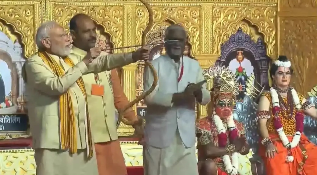 पीएम मोदी ने रावण दहन कर दिया एकता का संदेश, देश के सामने मौजूद तीन चुनौतियों का किया जिक्र