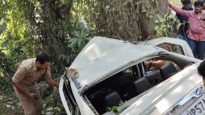 यूपी: भीषण सड़क हादसा, नवरात्रि मेले से लौट रहे दोस्तों की कार पेड़ से टकराई, 4 की मौत, 3 घायल
