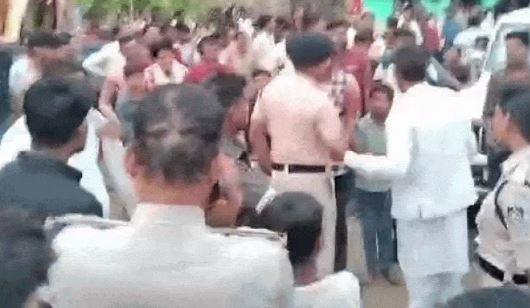 जबलपुर में दुर्गा प्रतिमा विसर्जन को लेकर दो गुटों में टकराव 5 घंटे रुकी झांकी, पुलिस की निगरानी में हुआ विसर्जन