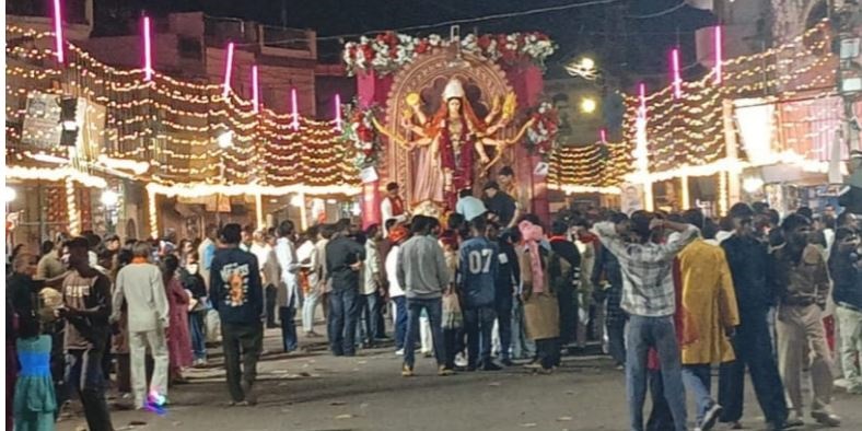 जबलपुर में गढ़ा के दशहरा चल समारोह में चाकू चले, एक युवक घायल, बीच बचाव करने आए एसआई को भी लगा चाकू