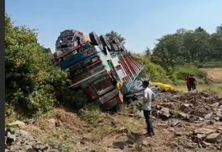 मंडला से जबलपुर आ रहा सरिया से लोड ट्रक बरेला रोड पर पलटा, लगा लम्बा जाम