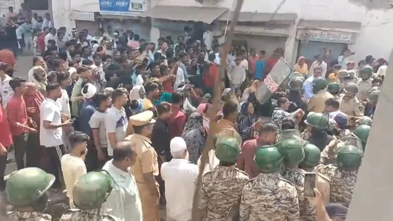 महाराष्ट्र के जलगांव में RSS के पथ संचलन के दौरान हंगामा, मस्जिद के सामने विरोध के बाद लाठीचार्ज