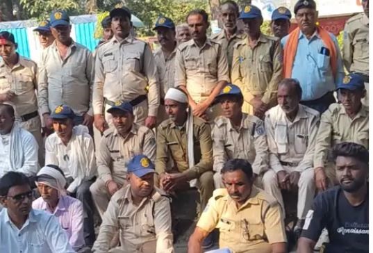 जबलपुर में कोटवारों का कलेक्ट्रेट पर प्रदर्शन, 31 अक्टूबर से भोपाल में अनिश्चितकालीन सत्याग्रह का ऐलान