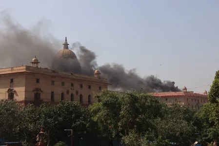दिल्ली के रायसीना हिल स्थित नॉर्थ ब्लॉक में लगी आग, फायर ब्रिगेज ने पाया काबू, कोई हताहत नहीं
