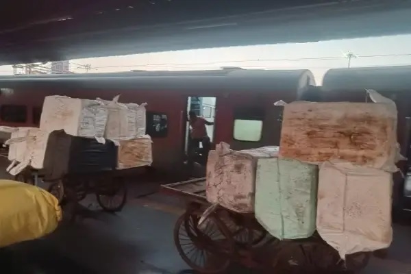 भोपाल रेलवे स्टेशन पर 7 सौ किलो, एनालॉग पनीर जब्त, मुरैना से ट्रेन से आया था, हो रही पूछताछ