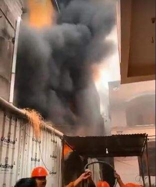 जबलपुर के गोलबाजार में मकान में लगी भीषण आग, दूर दूर तक दिखाई दे रही थी आग की लपटें