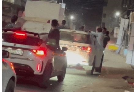 जबलपुर में चलती कारों के दरवाजों से लटककर युवकों ने किए स्टंट, भानतलैया रोड पर मचाया गदर