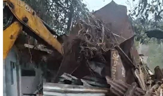 जबलपुर में हत्या के मुख्य आरोपी के अवैध निर्माण पर चला बुलडोजर, देवी जागरण विवाद में हुई थी पारस यादव की मौत