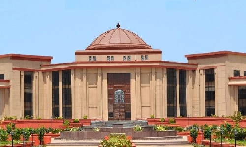 छत्तीसगढ़ हाई कोर्ट का बड़ा फैसला: स्कूल निर्माण में इस्तेमाल निजी जमीन के बदले 90 दिन में देनी होगी वैकल्पिक भूमि