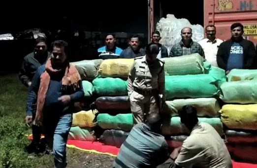 कंटेनर में ओडिशा से मैहर जा रहा था 4 करोड़ का गांजा, जबलपुर में पुलिस ने पकड़ा, दो तस्कर गिरफ्तार, पेंट के डिब्बों के बीच छिपाई थीं 28 बोरियां
